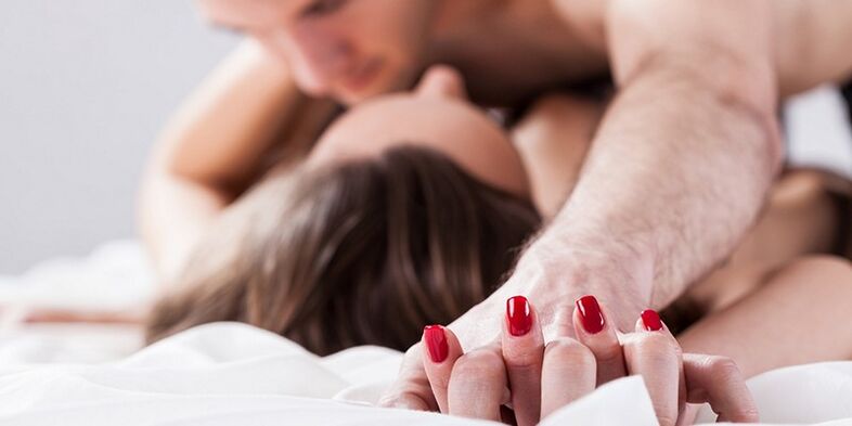 Intimità con un accessorio per l'ingrandimento del pene