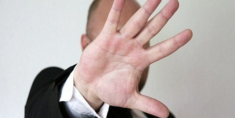 L'uomo contro l'ingrandimento del pene